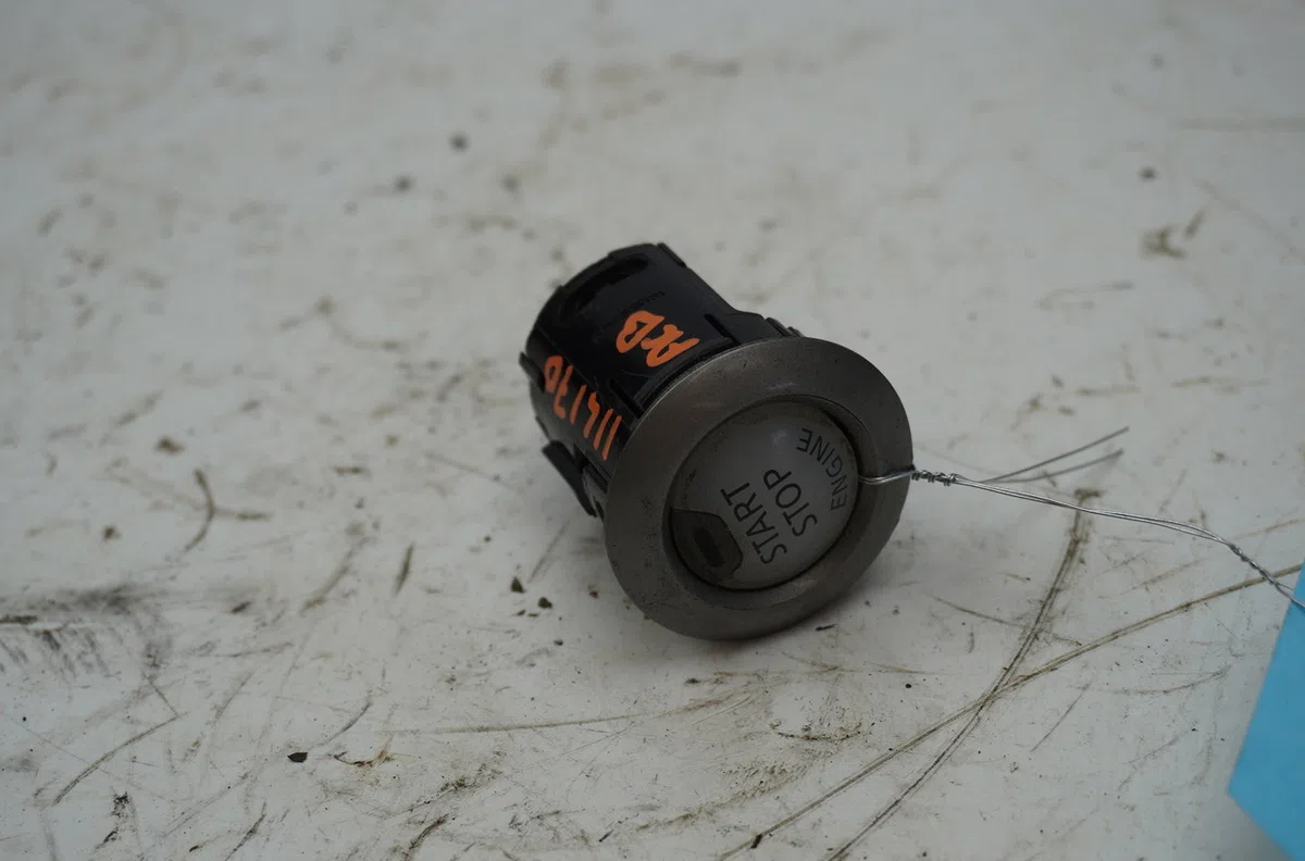 Bouton de demarrage start-stop Nissan NP300 NAVARA Pick-up (D23, D23T) 2.3 dci 4x4 (d231) (2015) occasion — photo 2
