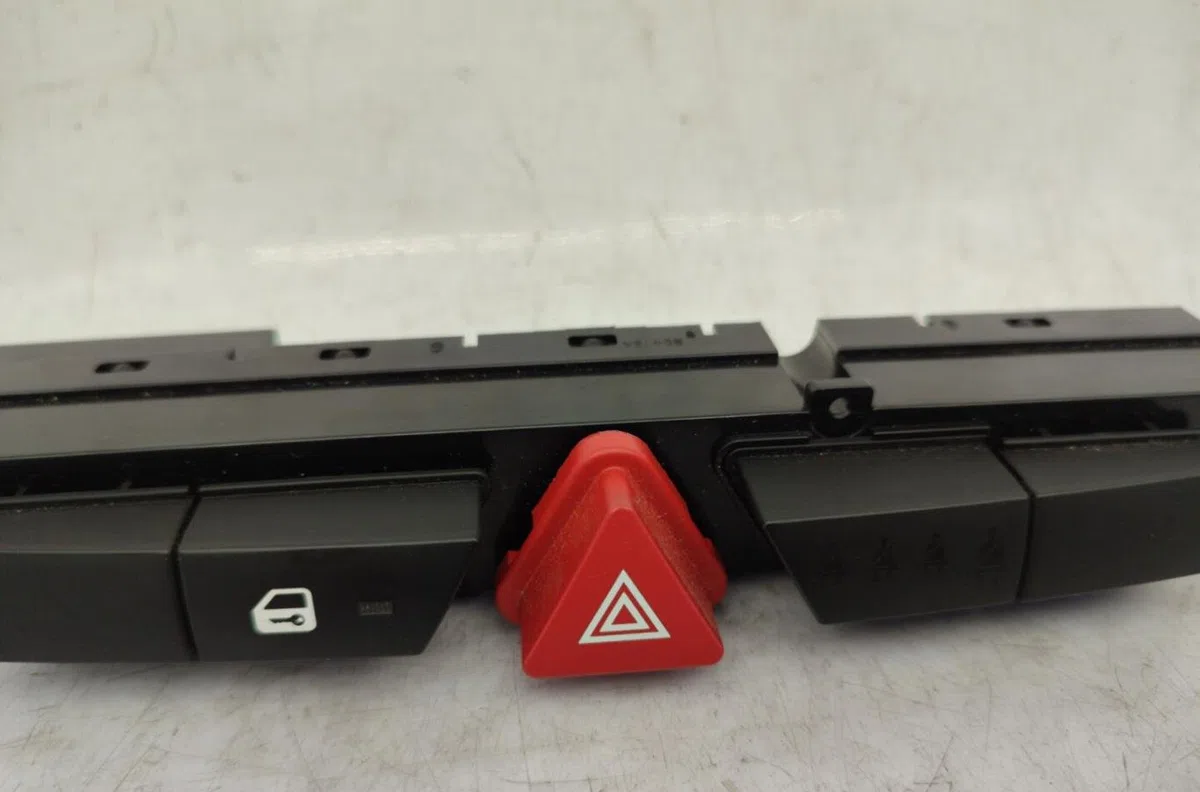 Bouton de warning KIA CEE-D 1 SPORT WAGON PHASE 1 BREAK occasion — photo 2