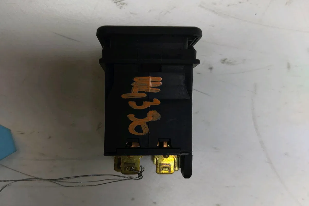 Bouton de warning Opel CORSA F 1.2 (68) (2019) occasion — photo 2