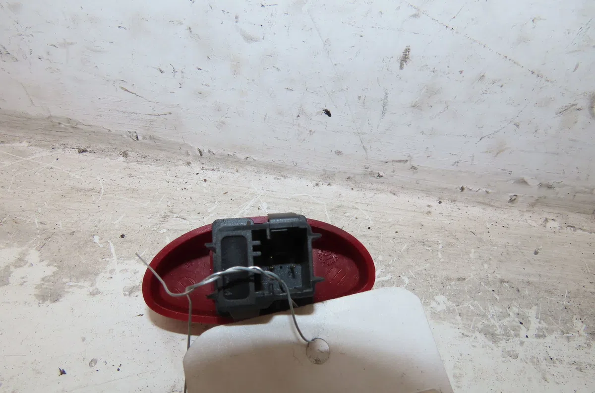 Bouton de warning Peugeot 206 Van 1.4 hdi (2001-2009) occasion — photo 2