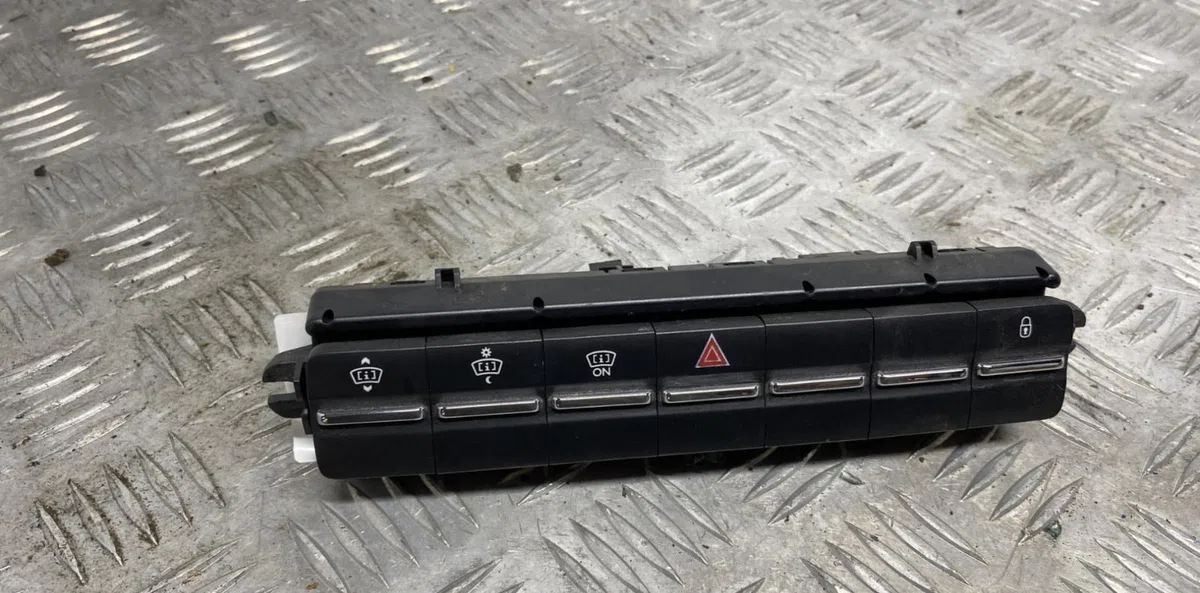 Bouton de warning PEUGEOT 5008 1 PHASE 1 occasion — photo 2
