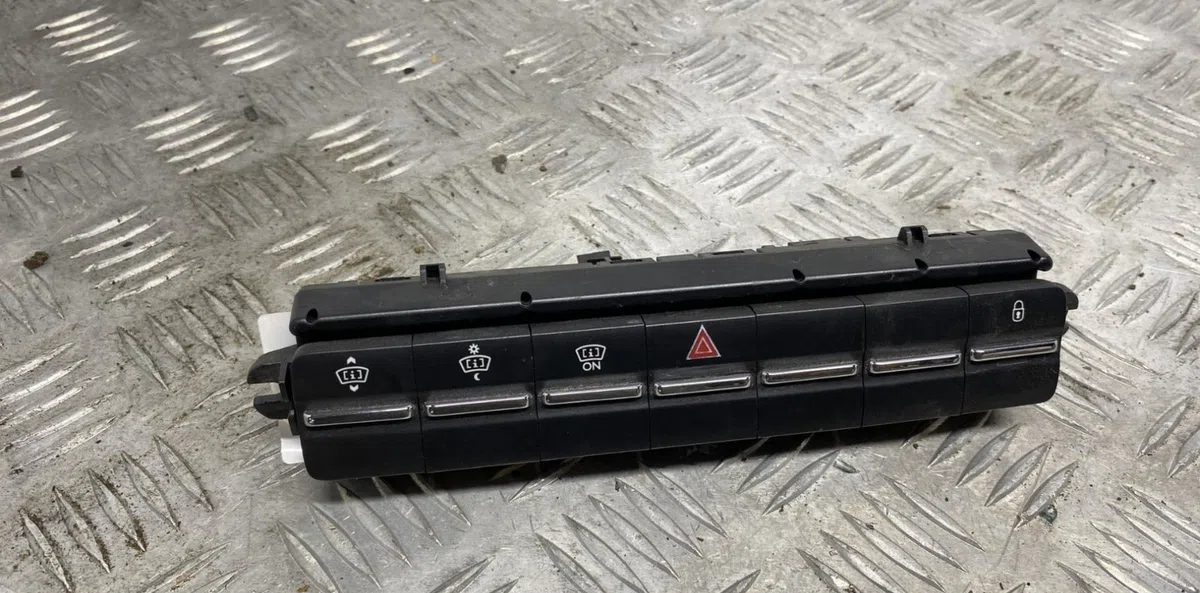 Bouton de warning PEUGEOT 5008 1 PHASE 1 occasion — photo 3