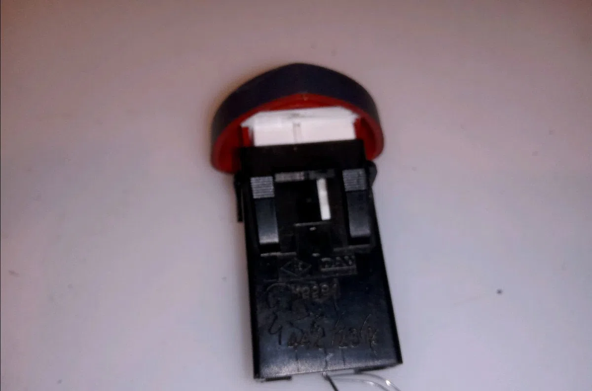 Bouton de warning Renault CLIO II (BB_, CB_) 1.5 dci (b-cb07) (2001-2009) 3 portes occasion — photo 2