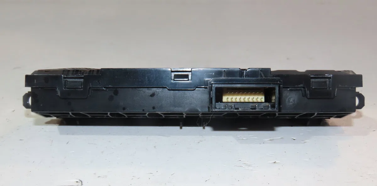 Bouton de warning Renault CLIO V (B7_) Tce 90 (b7mt) (2020) occasion