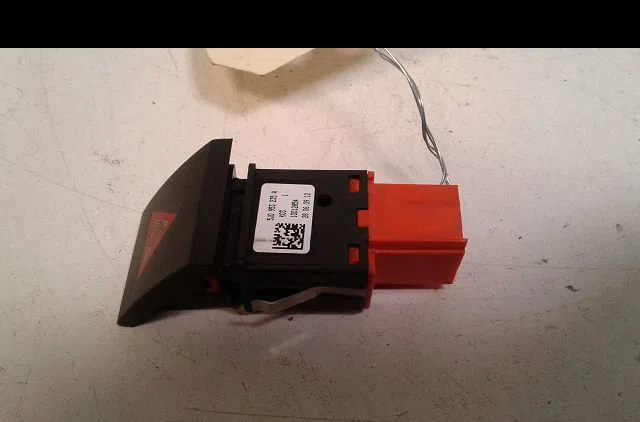 Bouton de warning Skoda FABIA II Combi (545) 1.4 tdi (2007-2010) occasion — photo 2