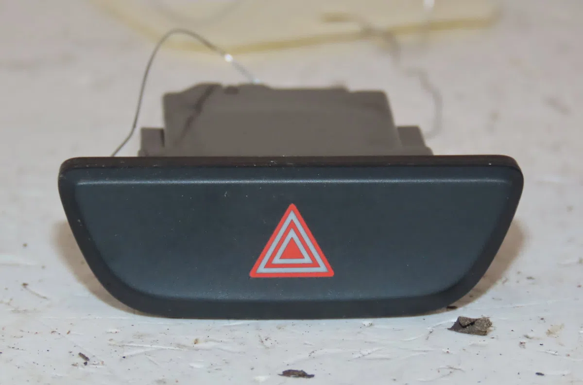 Bouton de warning Toyota YARIS (_P21_, _PA1_, _PH1_) 1.5 hybrid (mxph10, mxph11) (2020) 5 portes occasion — photo 2