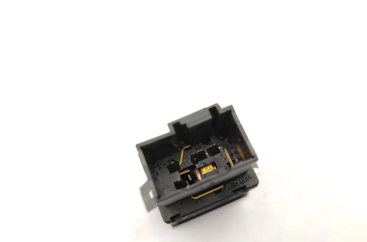 Bouton de warning VOLKSWAGEN POLO 4 PHASE 1 occasion — photo 4