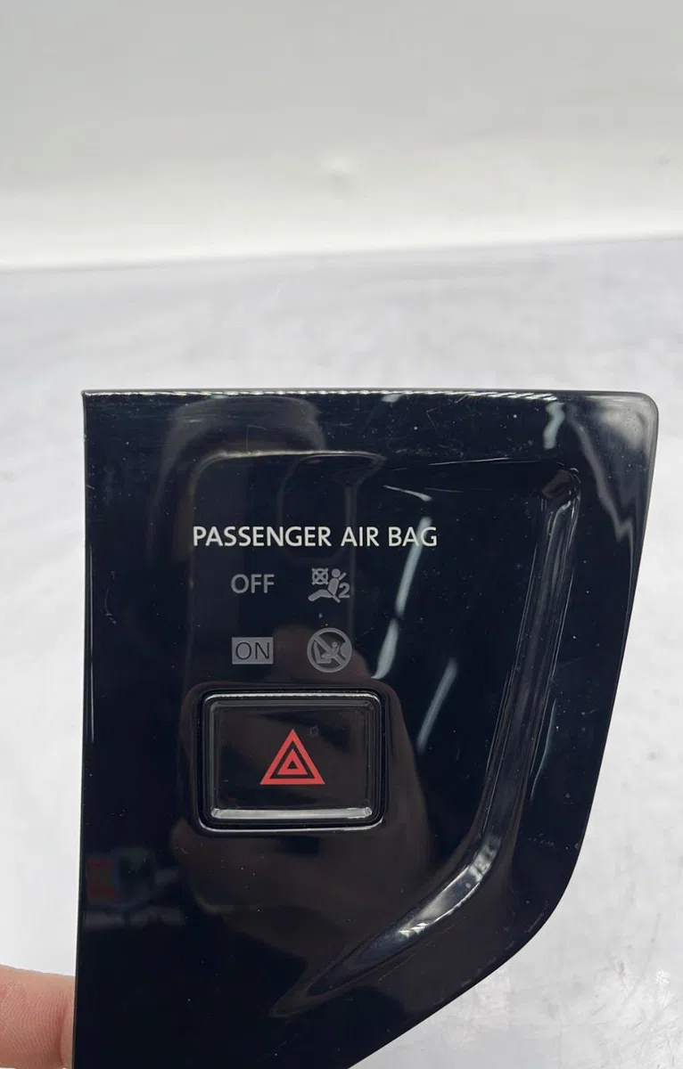 Bouton de warning VOLKSWAGEN POLO 6 PHASE 1 occasion — photo 3