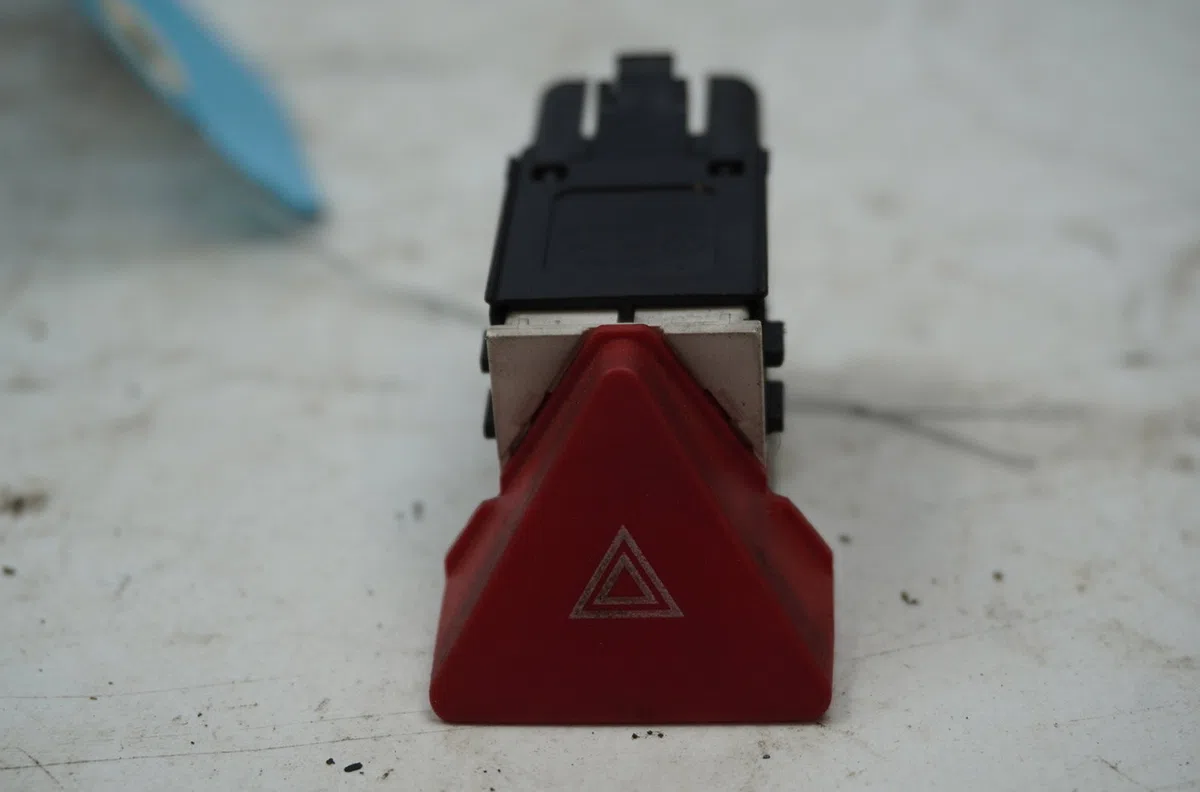 Bouton de warning Volkswagen TOURAN (1T1, 1T2) 1.9 tdi (2003-2004) 5 portes occasion — photo 3