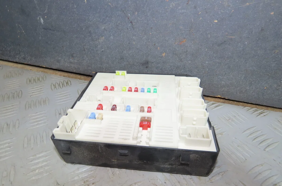 Bsm (boitier servitude moteur) Renault LAGUNA III (BT0-1) 1.5 dci (bt00, bt0a, bt0t, bt1j) (2007-2015) 5 portes occasion — photo 2