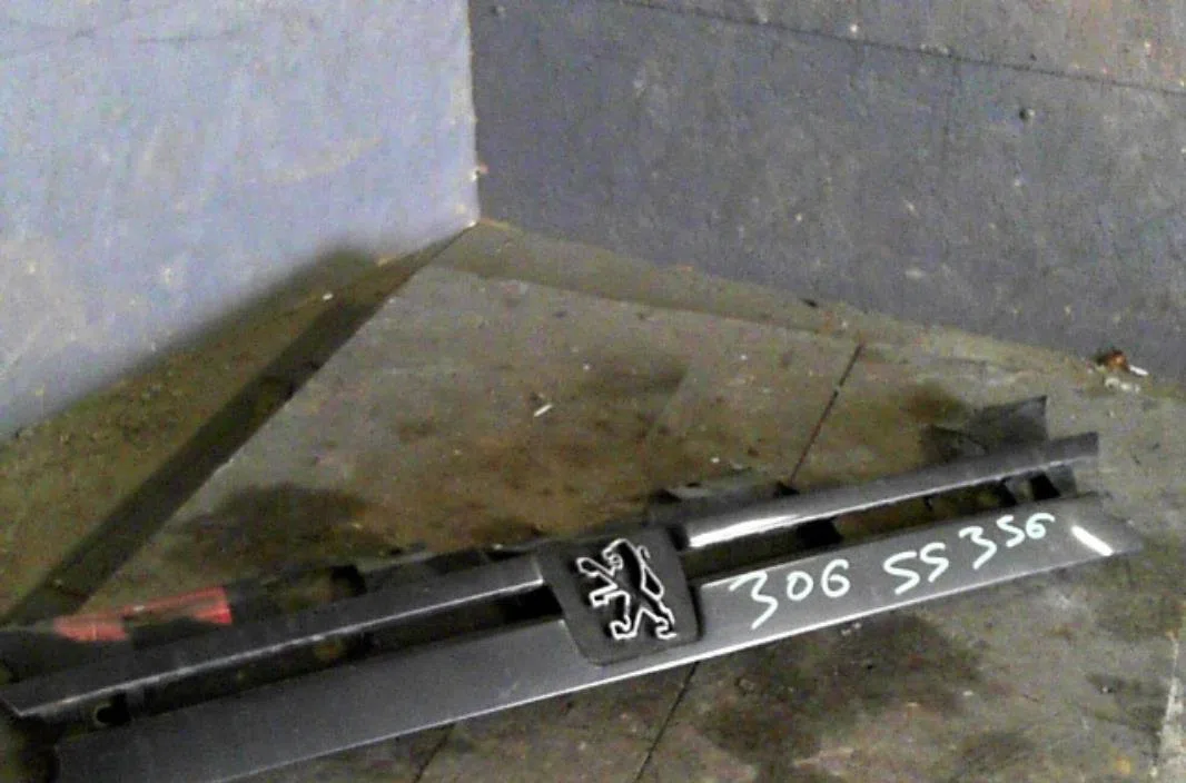 Calandre Peugeot 306 3-5 portes (7A, 7C, N3, N5) 1.9 dt (1993-2001) occasion — photo 3
