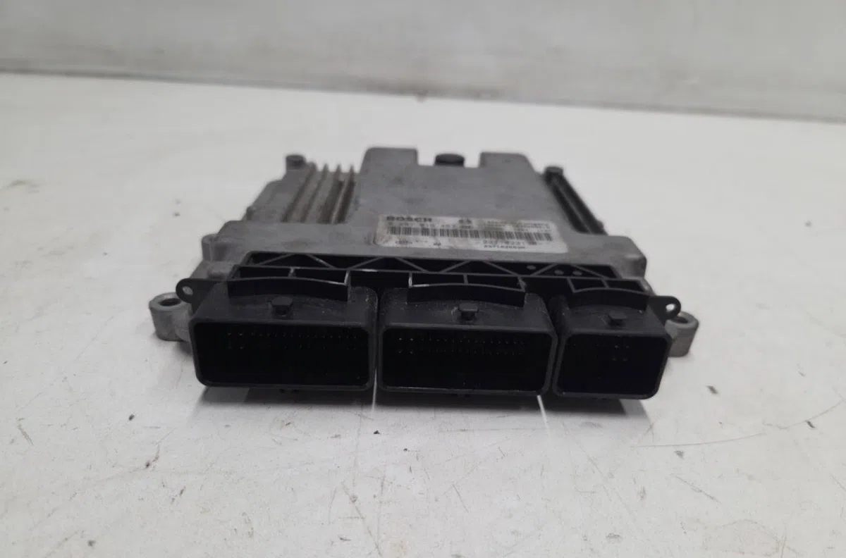 Calculateur moteur DACIA SANDERO 2 PHASE 1 occasion — photo 2