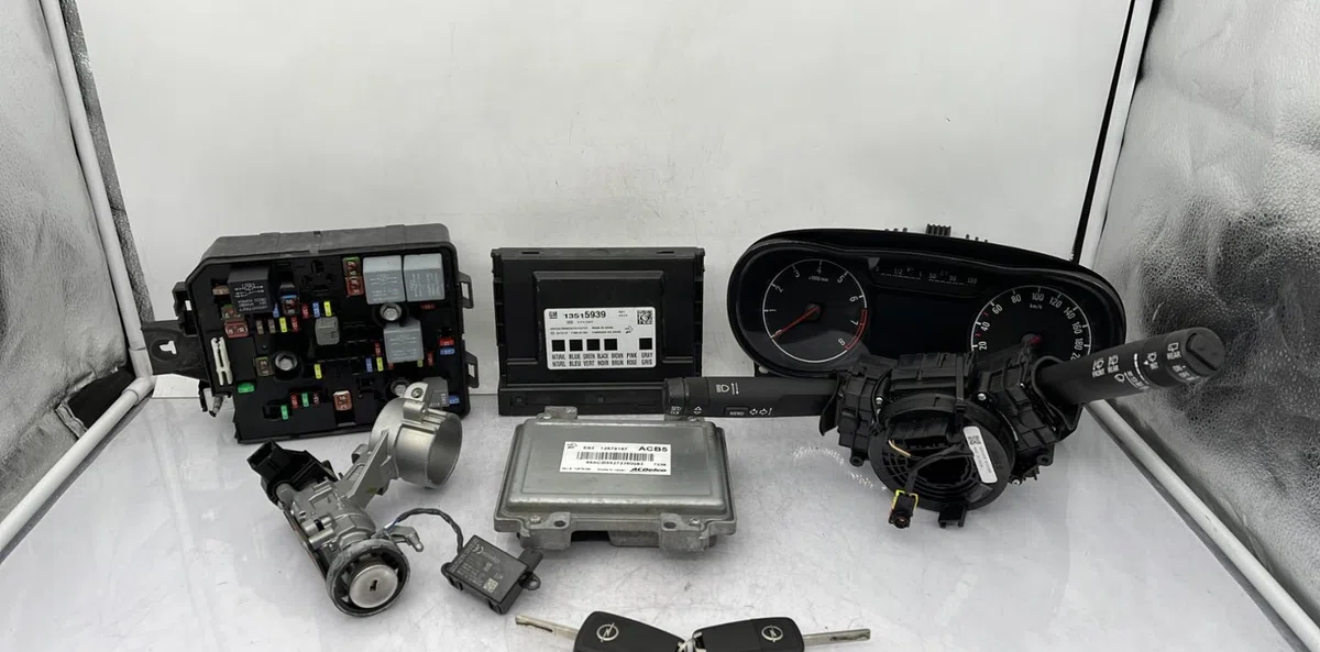 Calculateur moteur OPEL CORSA E occasion — photo 2