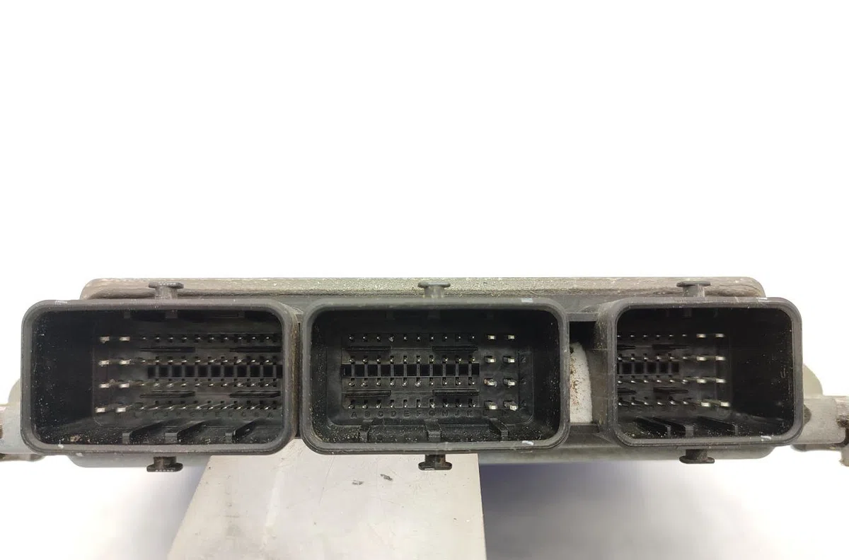 Calculateur moteur RENAULT MODUS PHASE 1 occasion — photo 2