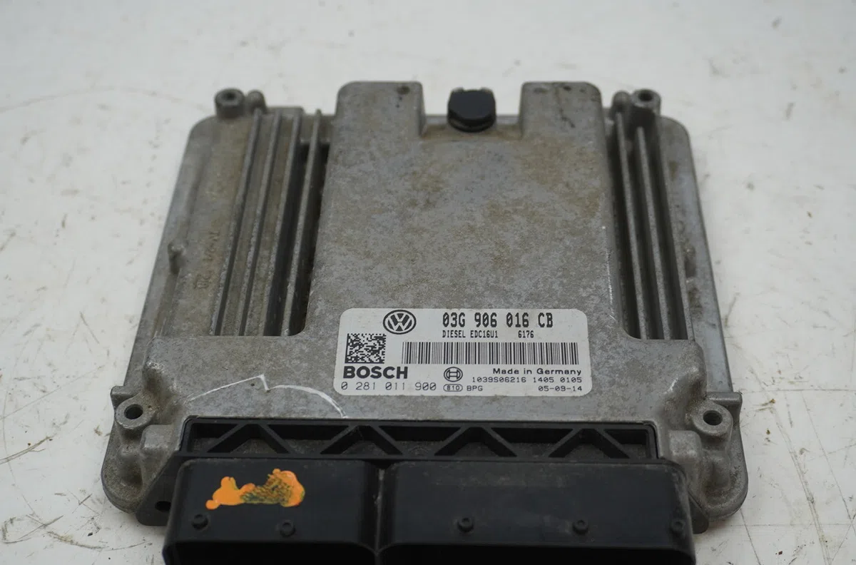 Calculateur moteur Volkswagen GOLF V (1K1) 1.9 tdi (2003-2008) 5 portes occasion — photo 2