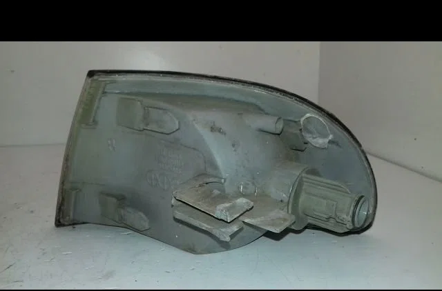 Clignotant droit Audi A4 B5 (8D2) 1.9 tdi (1995-2000) 4 portes occasion — photo 2