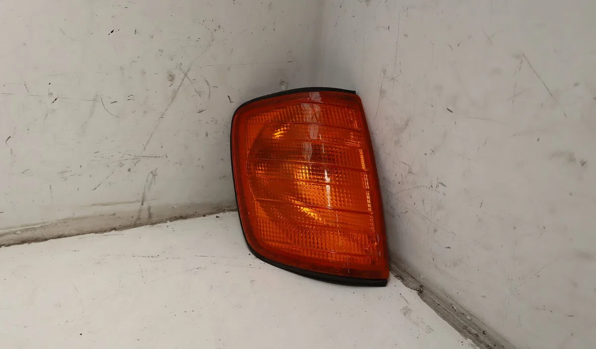 Clignotant droit Mercedes-benz 124 A trois volumes (W124) 230 e (124.023) (1984-1992) occasion — photo 2