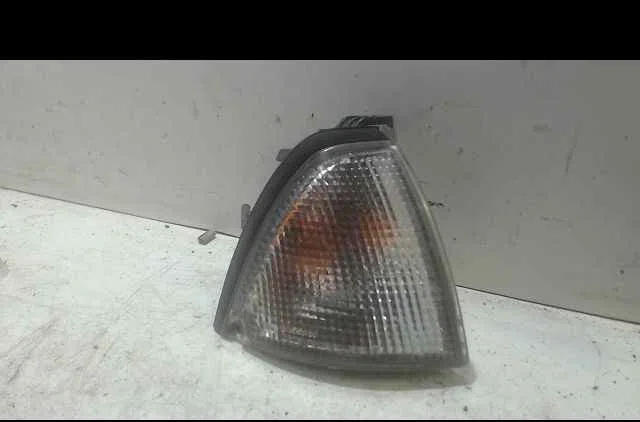 Clignotant droit NISSAN PRIMERA I occasion — photo 3