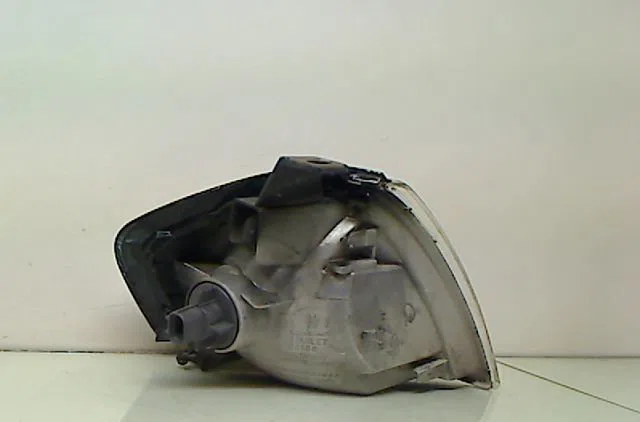 Clignotant gauche MAZDA 323 VI 1999 occasion — photo 2