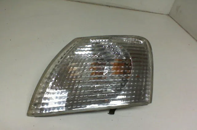 Clignotant gauche VOLKSWAGEN PASSAT III Phase 1 04-1988--11-1993 occasion — photo 2