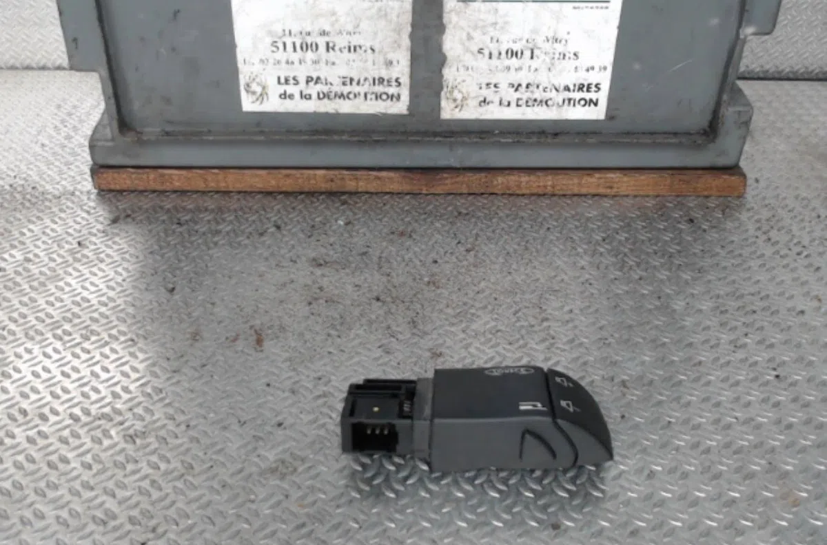 Commande autoradio Renault TWINGO II (CN0_) 1.5 dci (cn0e) (2007-2014) 3 portes occasion — photo 2