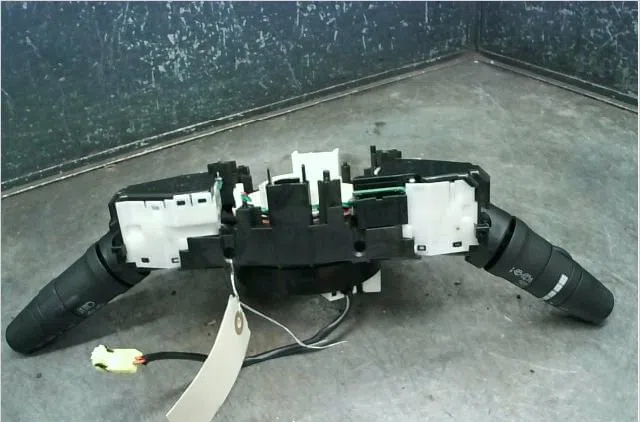 Commande clignotant Nissan MICRA III (K12) 1.2 16v (2003-2010) occasion — photo 2