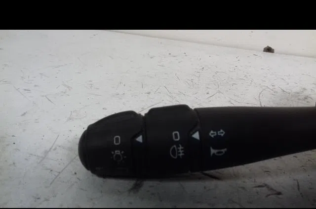 Commande clignotant Renault TWINGO II (CN0_) 1.2 (cn0d) (2007-2014) 3 portes occasion — photo 2