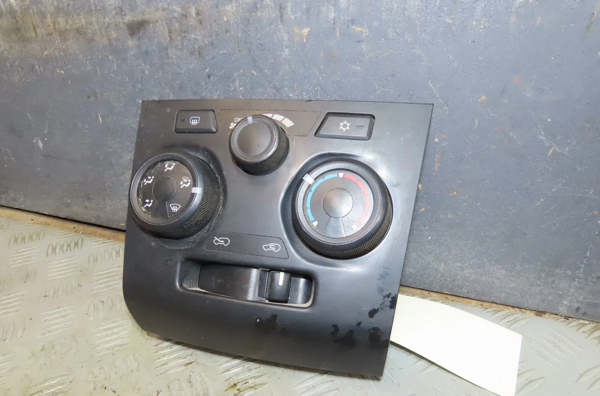 Commande de chauffage Isuzu D-MAX II (TFR, TFS) 2.5 crdi 4x4 (tfs86j) (2012) occasion — photo 2