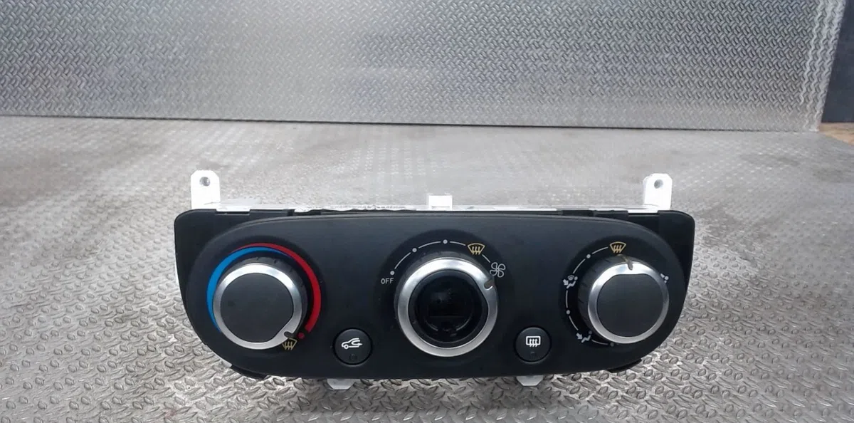 Commande de chauffage Renault CLIO IV (BH_) 1.5 dci 75 (2012) 5 portes occasion — photo 2