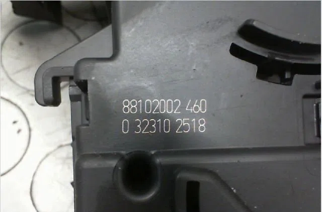 Commande eclairage Renault CLIO III (BR0-1, CR0-1) 1.2 16v hi-flex (br1u, cr1u) (2008-2014) occasion — photo 3