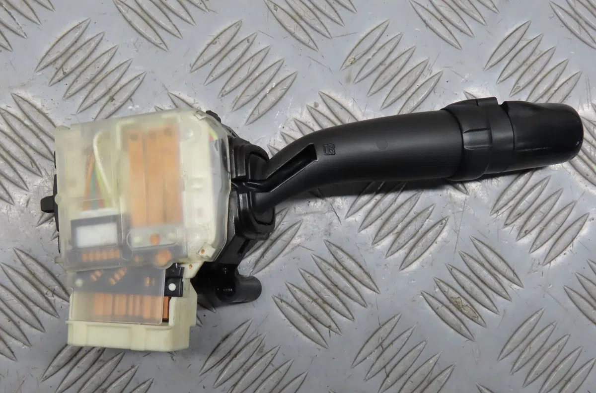 Commande eclairage Toyota AVENSIS Break (_T25_) 2.0 d-4d (adt250_) (2006-2008) occasion — photo 2