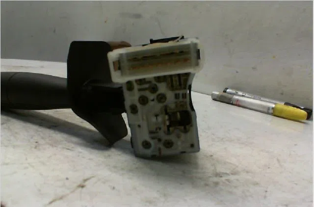 Commande essuie glace RENAULT CLIO CAMPUS II Phase 1 07-2006--07-2009 1.5 DCI 65ch occasion — photo 3