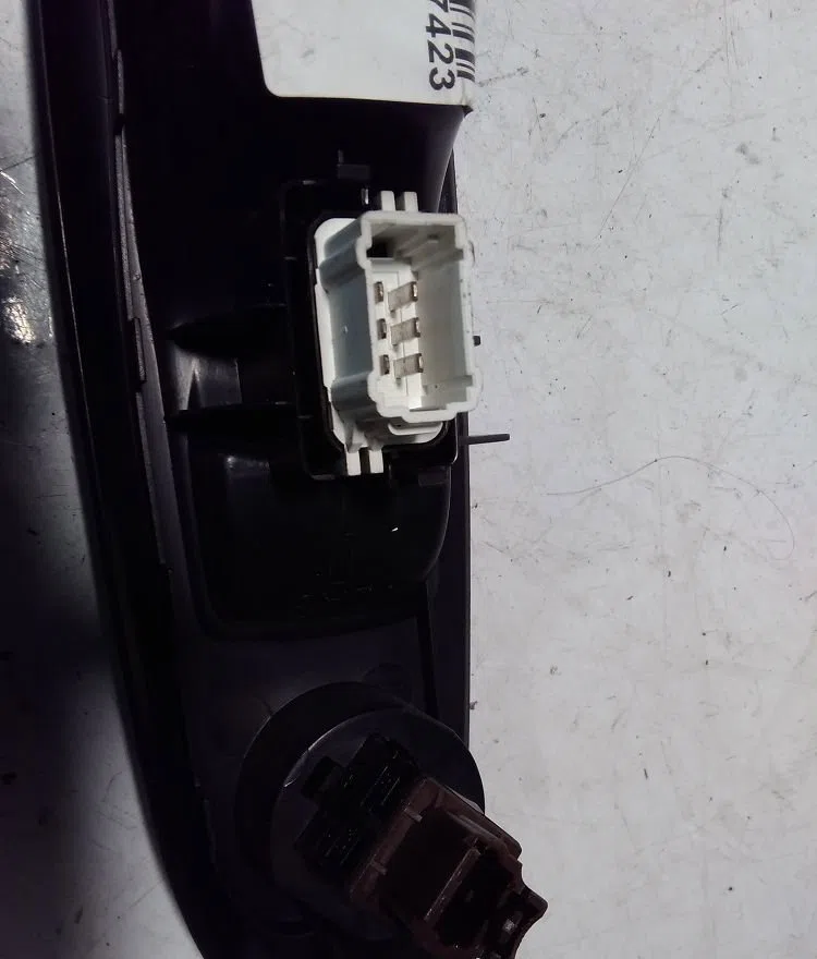 Commande leve-glace porte arrière droite RENAULT CLIO II 2005 occasion — photo 2
