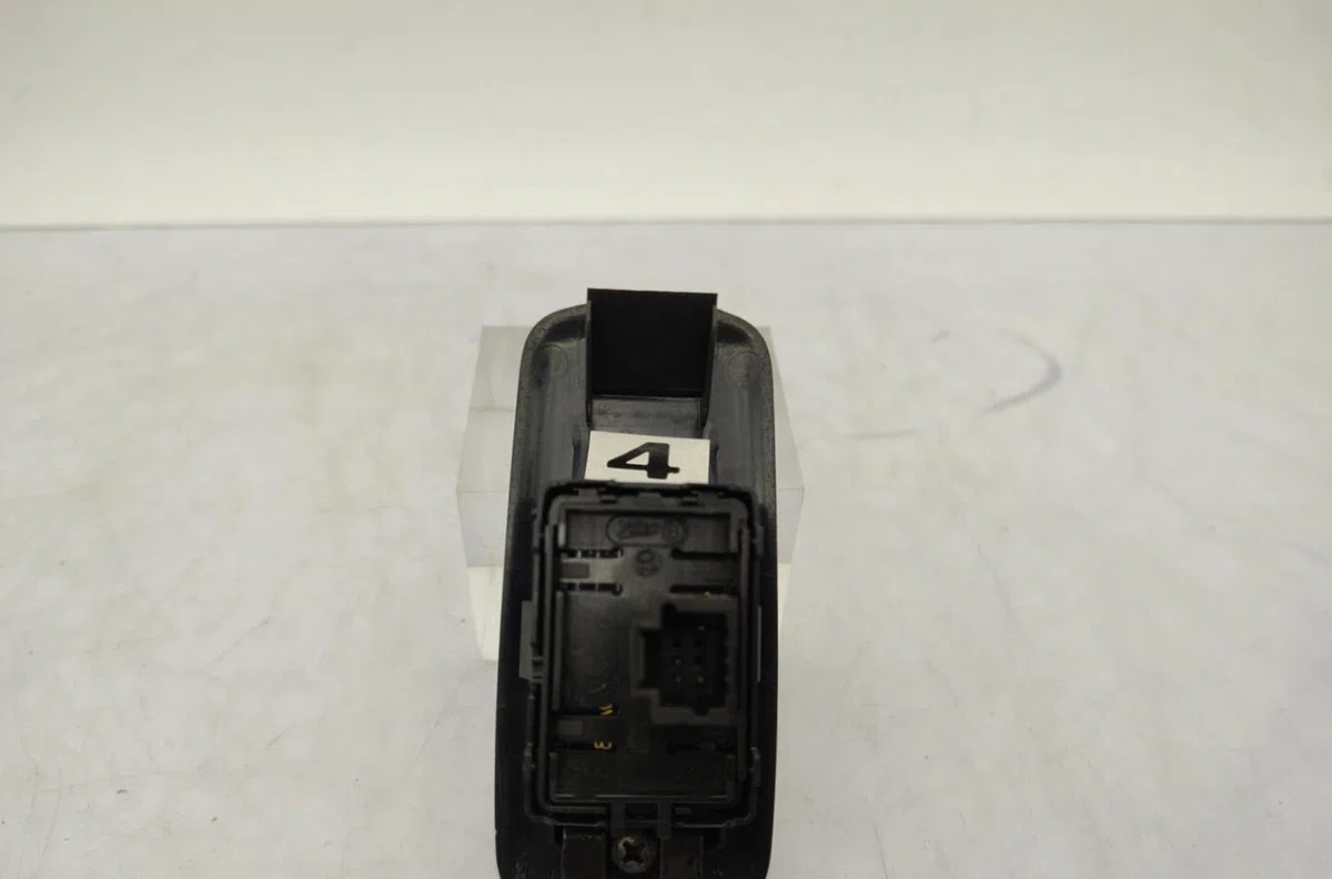 Commande leve-glace porte arrière droite RENAULT LATITUDE occasion — photo 3