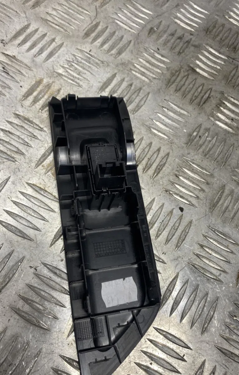 Commande leve-glace porte arrière droite SKODA SUPERB 3 PHASE 1 occasion — photo 4