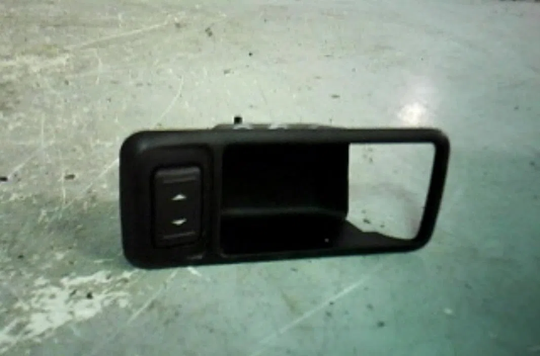 Commande leve-glace porte arrière gauche Ford FOCUS C-MAX (DM2) 1.6 tdci (2003-2007) occasion — photo 2