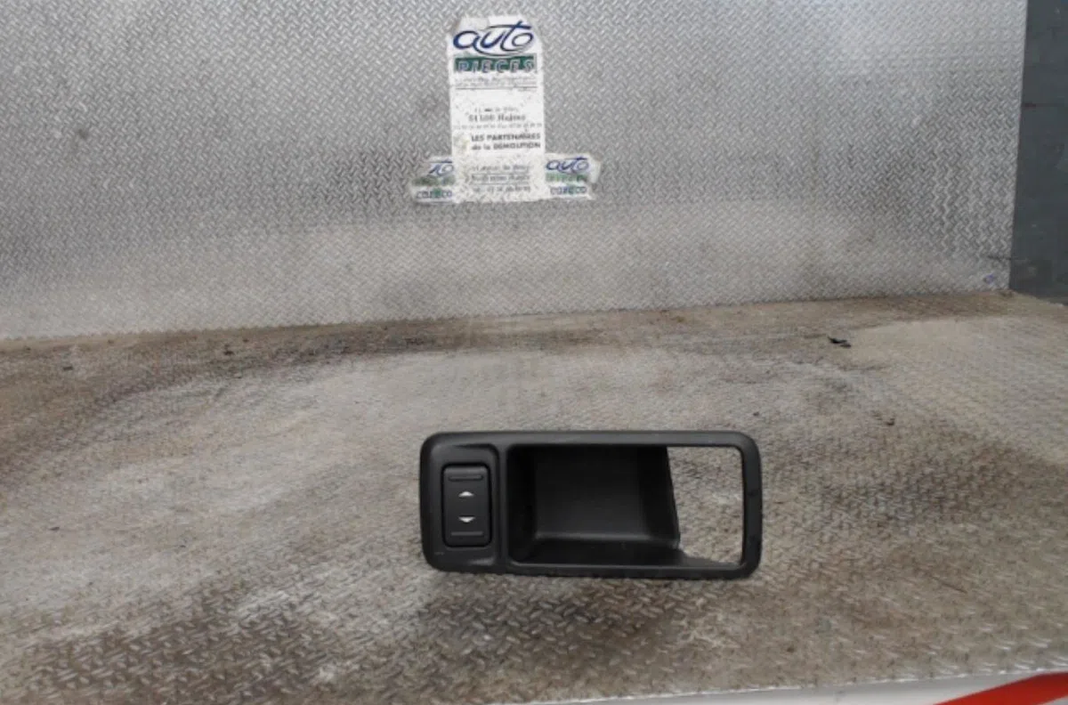 Commande leve-glace porte arrière gauche FORD KUGA 1  0 occasion — photo 2