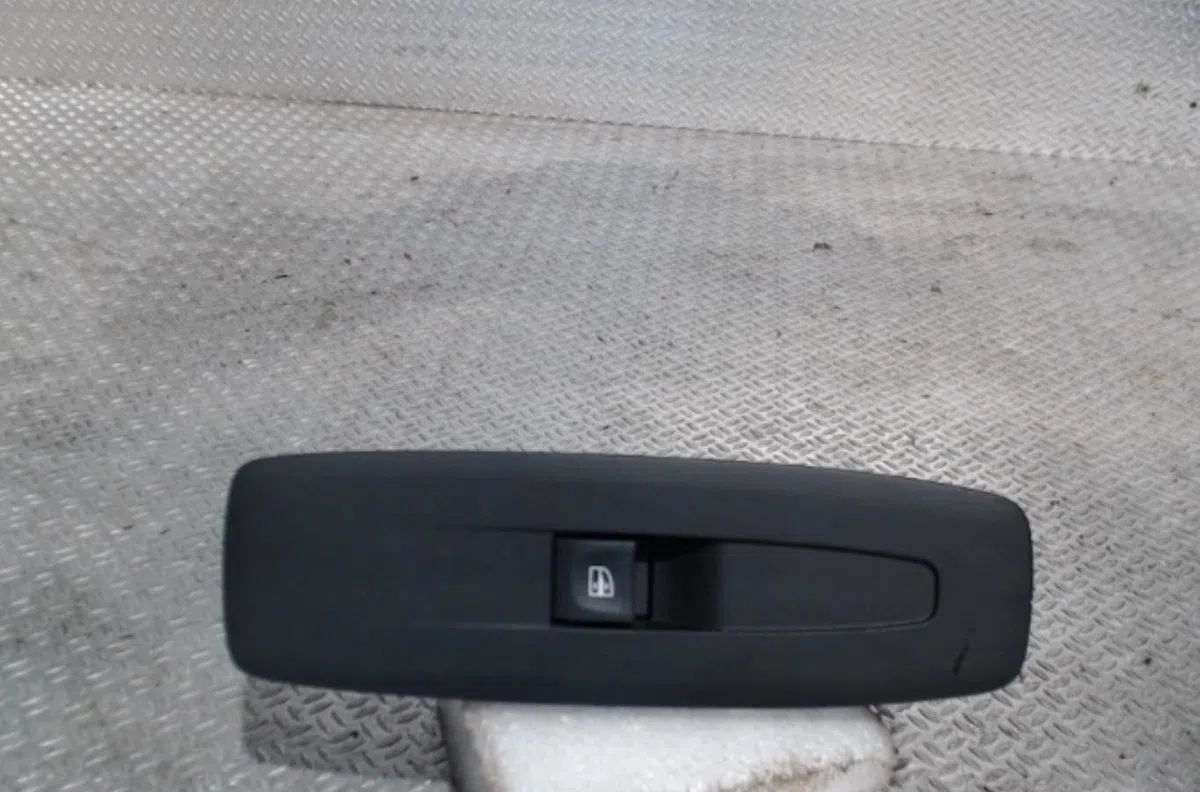 Commande leve-glace porte arrière gauche Renault MEGANE IV 3-5 portes (B9A-M-N_) 1.5 dci 110 (b9a3) (2015) occasion — photo 2