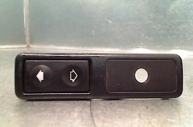 Commande lève-glace porte avant droite B.M.W. SERIE 3 1995 occasion — photo 2