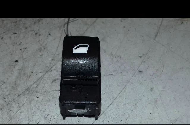 Commande lève-glace porte avant droite Citroen C4 CACTUS 1.6 bluehdi 100 (2014) occasion — photo 2