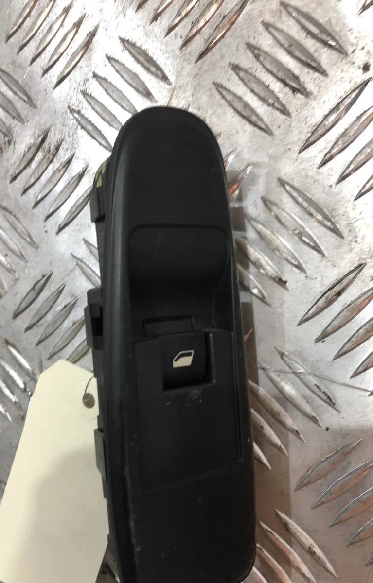 Commande lève-glace porte avant droite CITROEN C4 GRAND PICASSO 1 occasion — photo 3