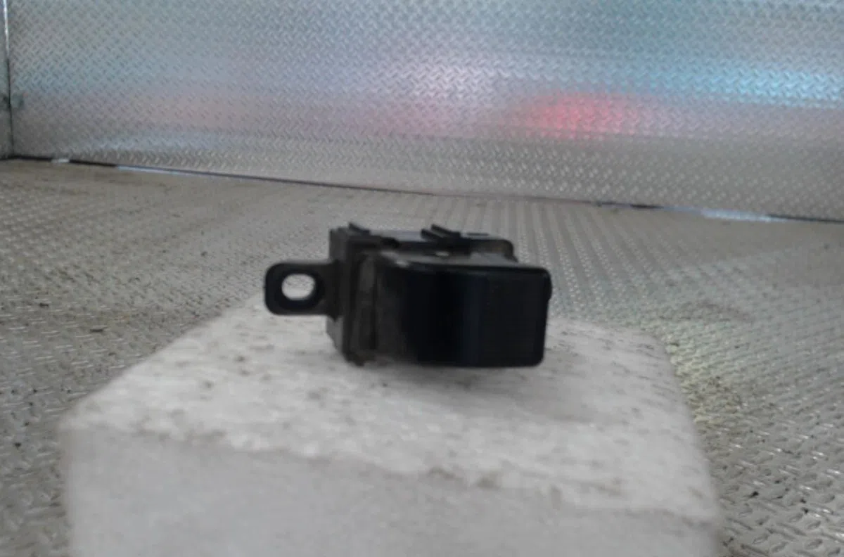 Commande lève-glace porte avant droite Mazda 6 Hatchback (GG) 2.0 di (gg14) (2002-2007) occasion — photo 2