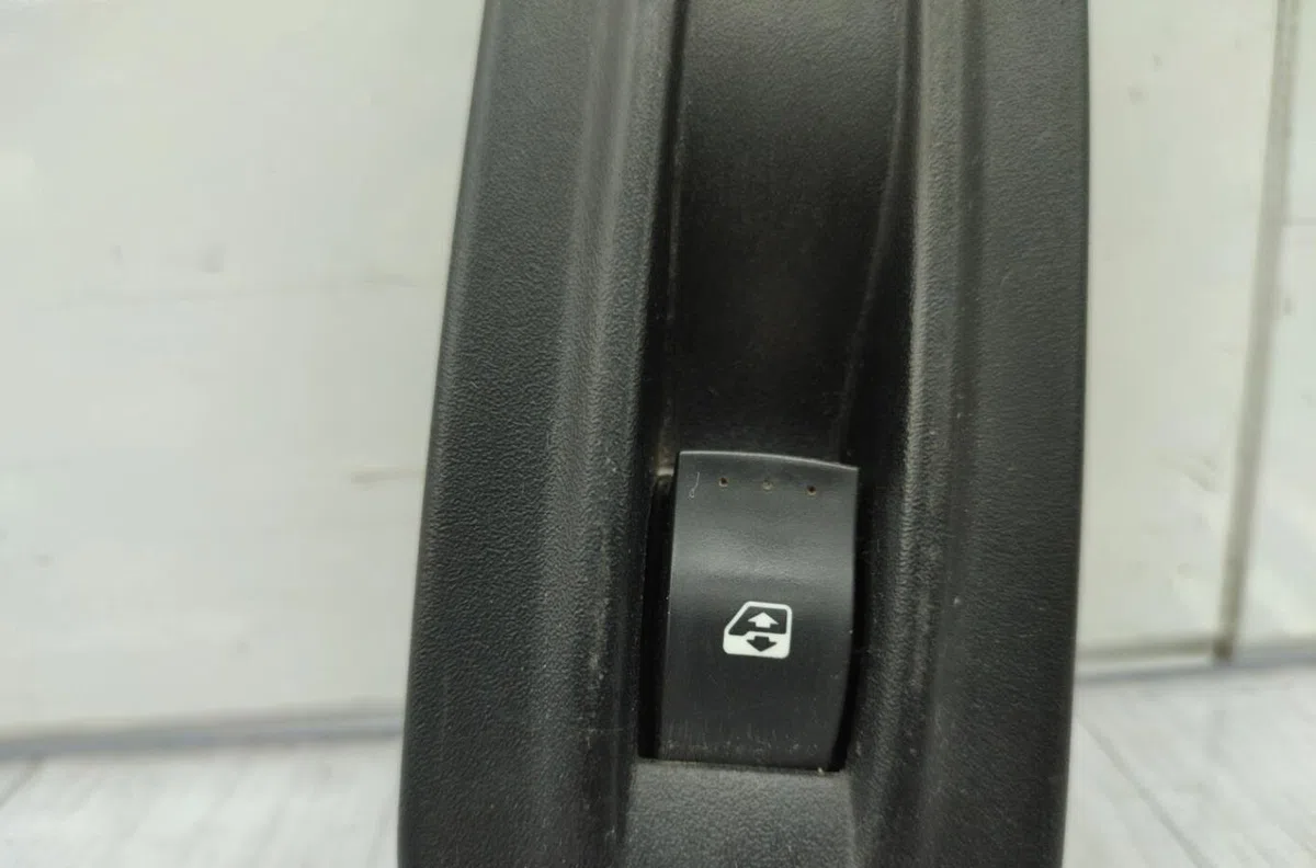 Commande lève-glace porte avant droite NISSAN INTERSTAR 1 PHASE 2 occasion — photo 4