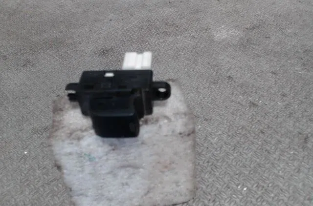 Commande lève-glace porte avant droite NISSAN MICRA 3  MICRA 3 PHASE 3 occasion — photo 2