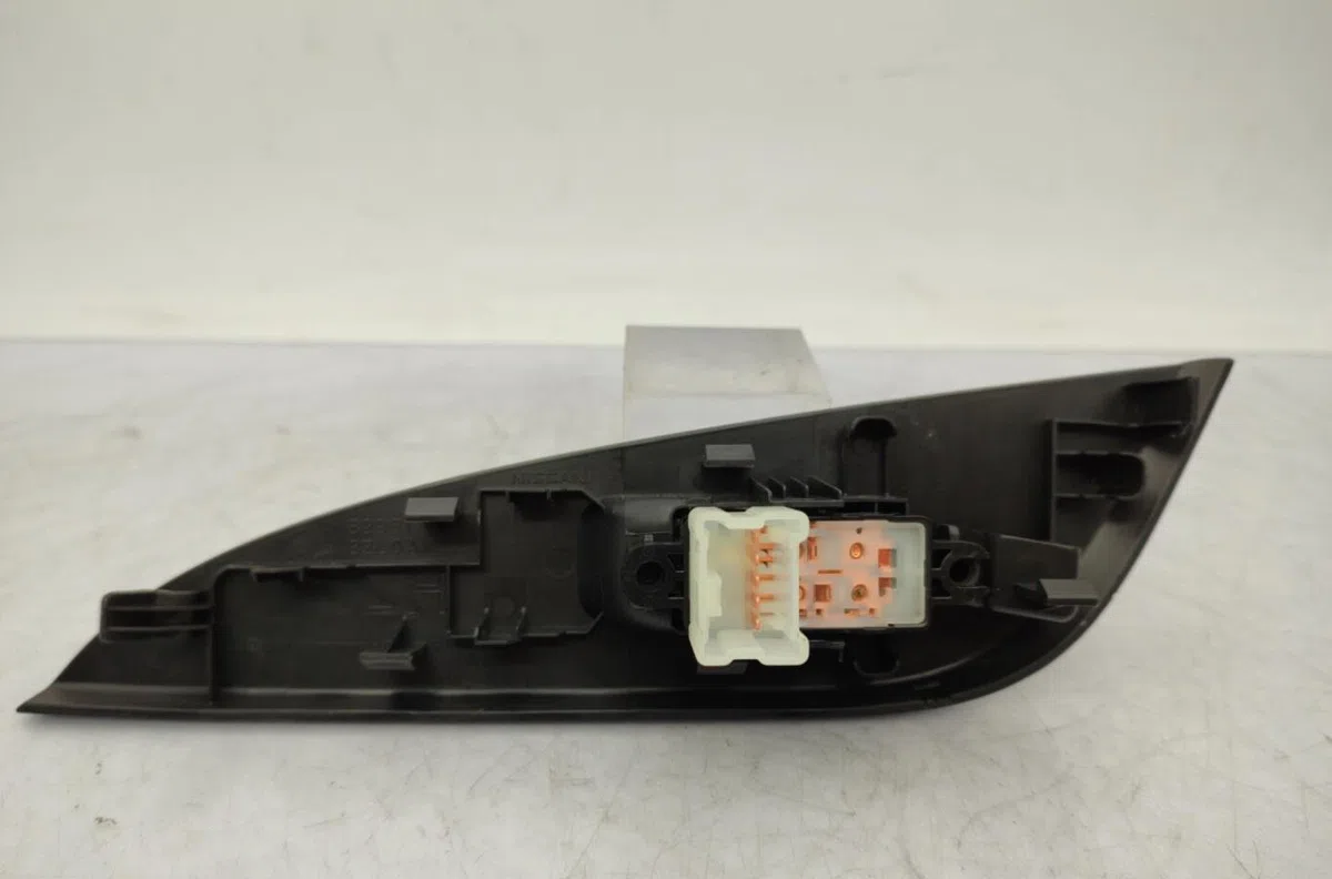 Commande lève-glace porte avant droite NISSAN PULSAR occasion — photo 3