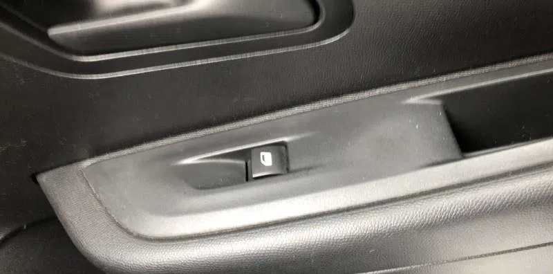 Commande lève-glace porte avant droite PEUGEOT 208 2 occasion — photo 2