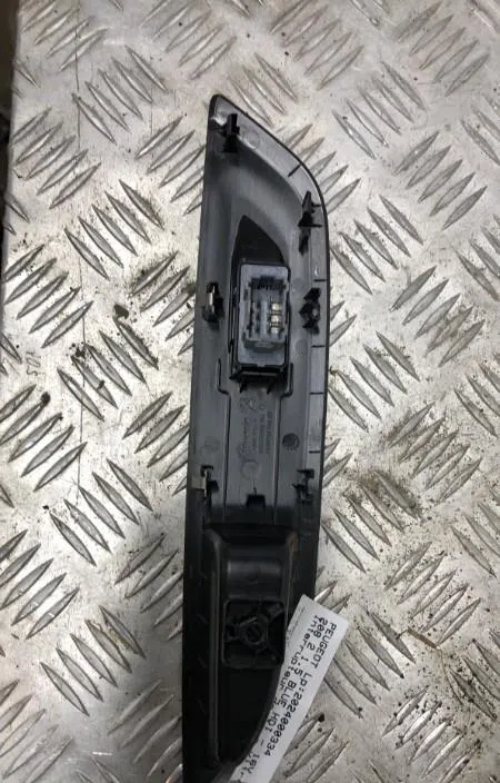 Commande lève-glace porte avant droite PEUGEOT 208 2 occasion — photo 4