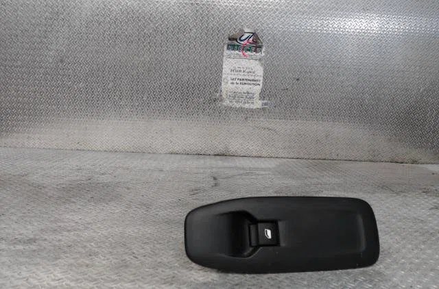 Commande lève-glace porte avant droite Peugeot 208 I (CA_, CC_) 1.2 puretech 82 (2018) occasion — photo 2