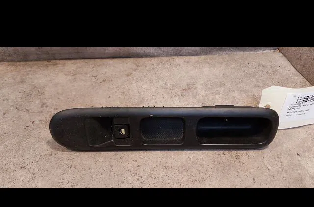Commande lève-glace porte avant droite Peugeot 3008 Monospace (0U_) 2.0 hdi 150 - bluehdi 150 (2009-2016) 5 portes occasion — photo 4
