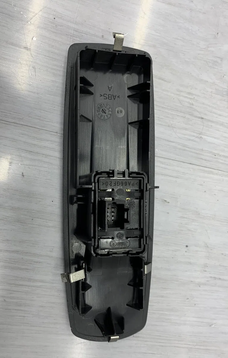 Commande lève-glace porte avant droite RENAULT MEGANE 3 PHASE 2 occasion — photo 4